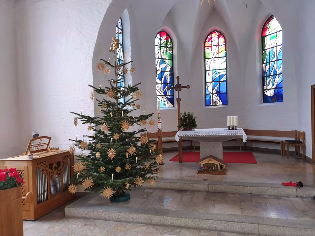 Der Altarraum der Kreuzkirche mit Weihnachtsbaum
